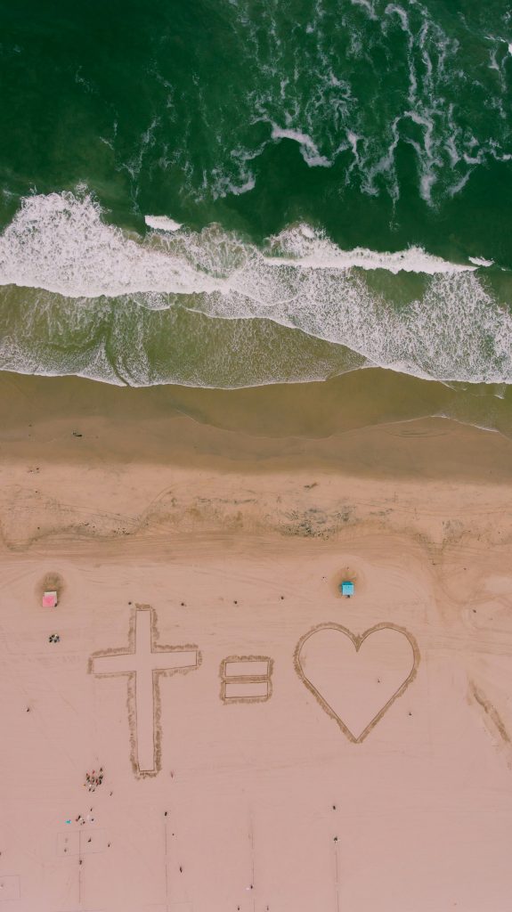Kreuz ist Liebe... Strand mit Wellen von Vogelperspektive 